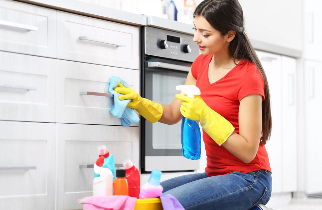 Cleaning Kitchen Cabinets